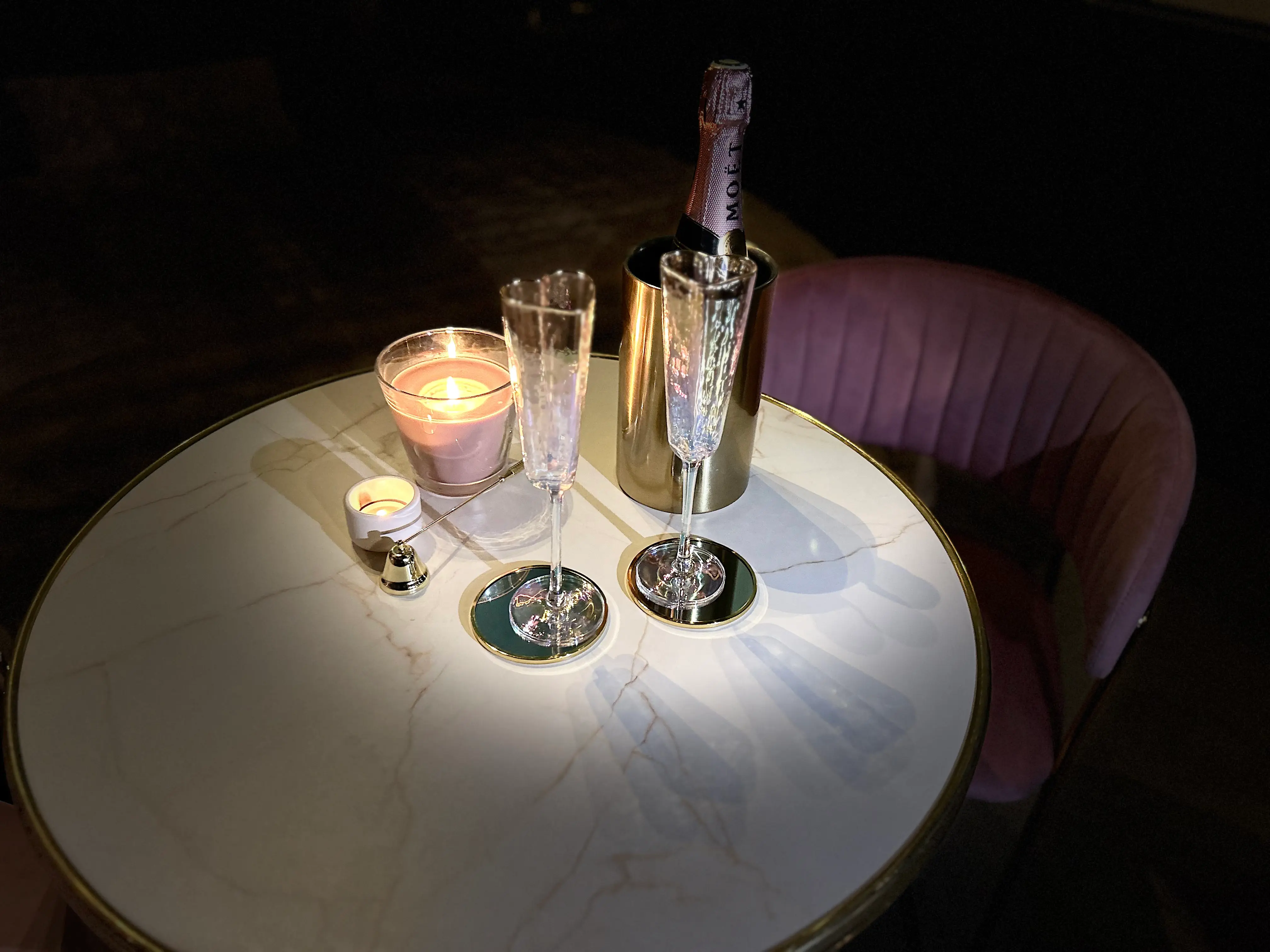 Mise en scène romantique sur le lit king size confortable